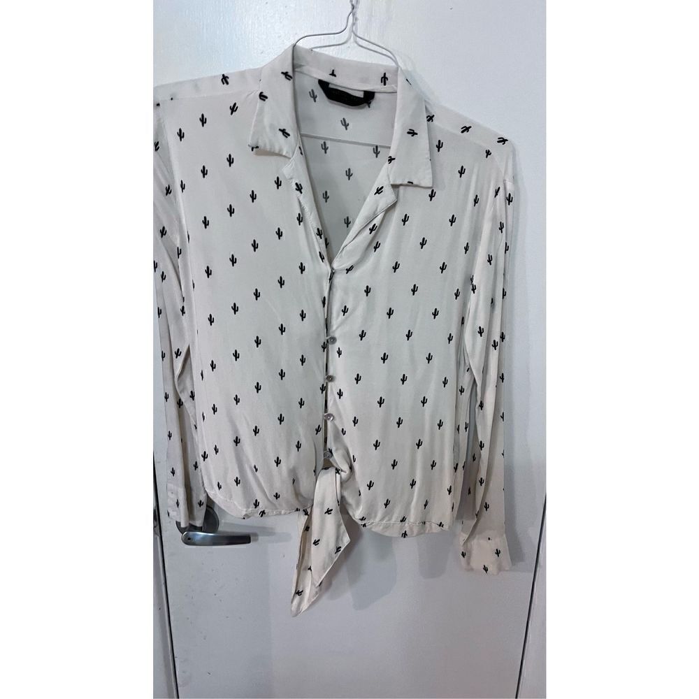 Knot Sisters Women's Cactus Print Button Down Revolve Top Cream Black Size XS